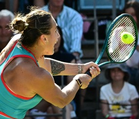 AYX-德布劳内巅峰对决，费德勒与80激战TL分钟，回归赛场胜负难料！的简单介绍