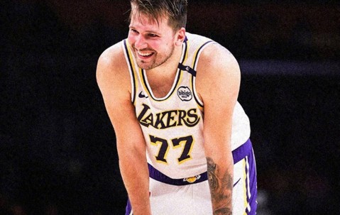 AYX-东契奇重返赛场，险胜首场状态出色，公牛观众沸腾！